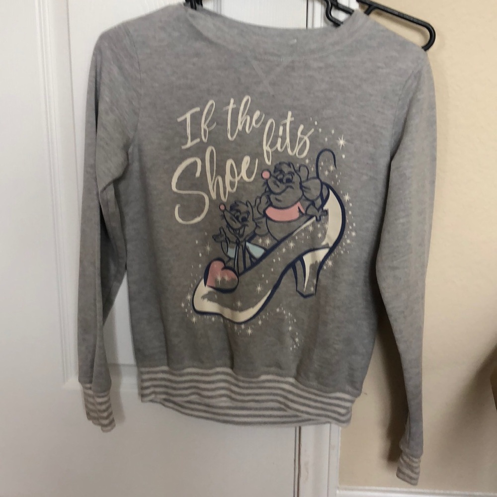 i’m selling a Disney sweatshirt